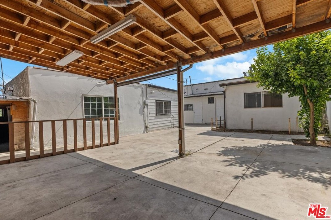 2405 Clyde Ave, Los Angeles CA  90016-1017 exterior