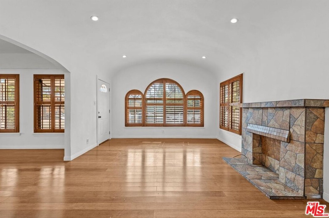 2405 Clyde Ave, Los Angeles CA  90016-1904 exterior