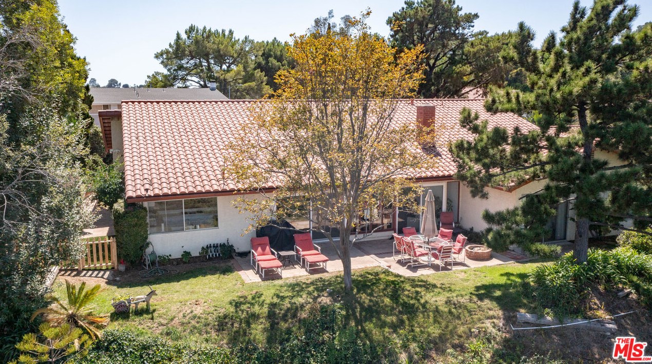 8400 Skyline Dr, Los Angeles CA  90046-1422 exterior