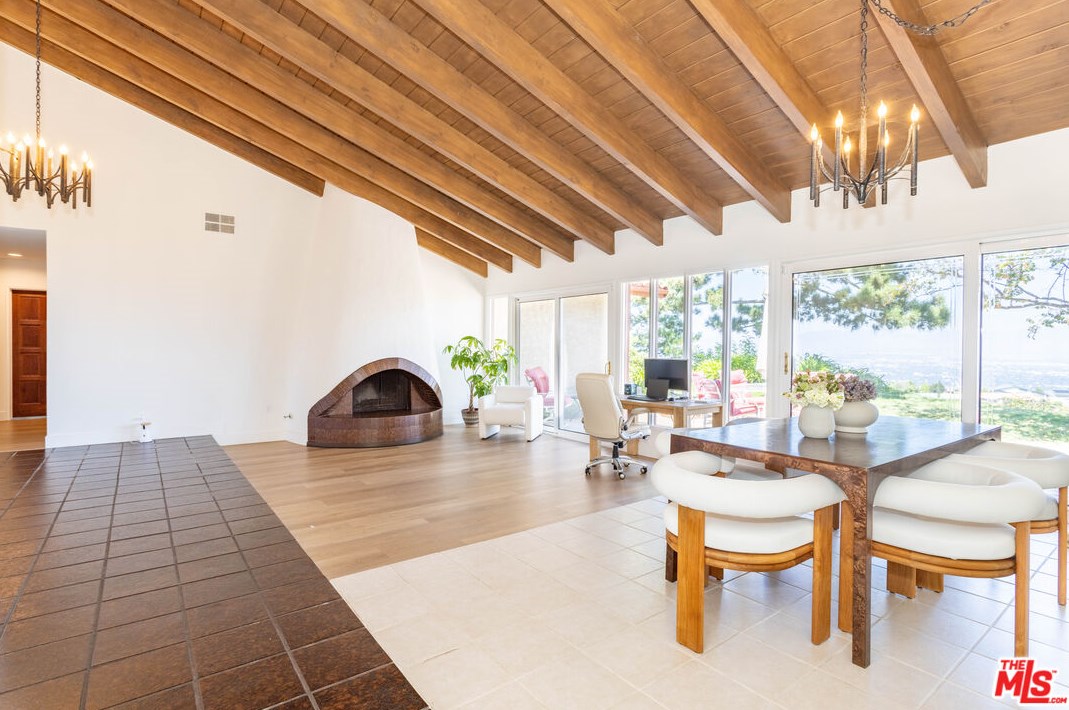 8400 Skyline Dr, Los Angeles CA  90046-1422 exterior