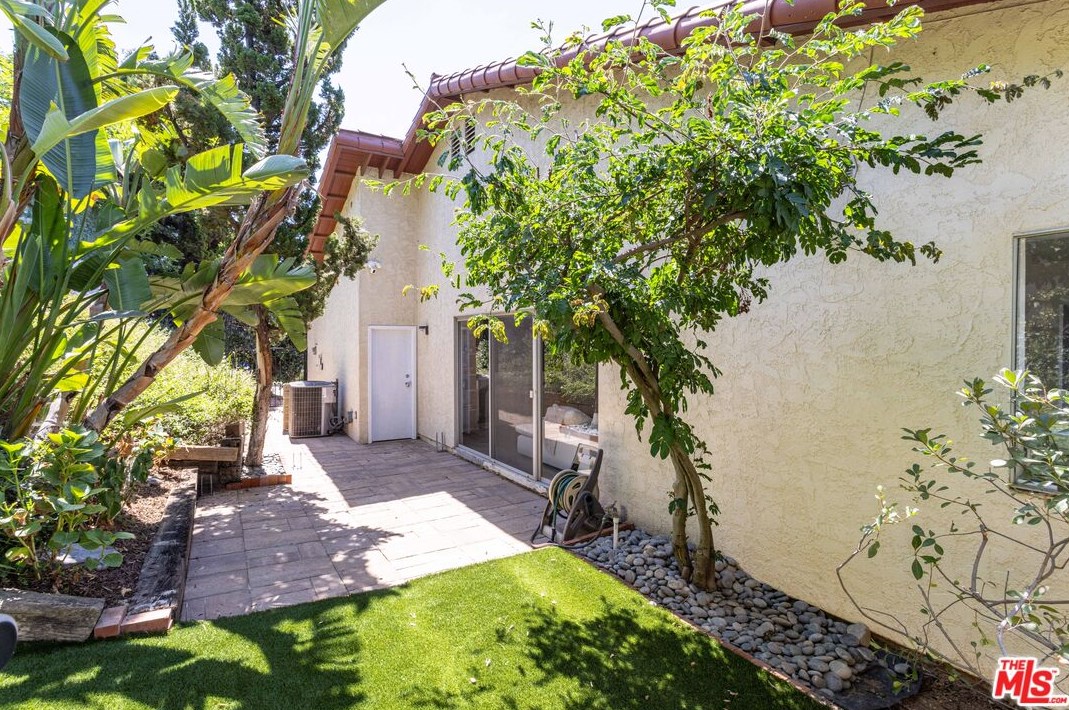 8400 Skyline Dr, Los Angeles CA  90046-1422 exterior