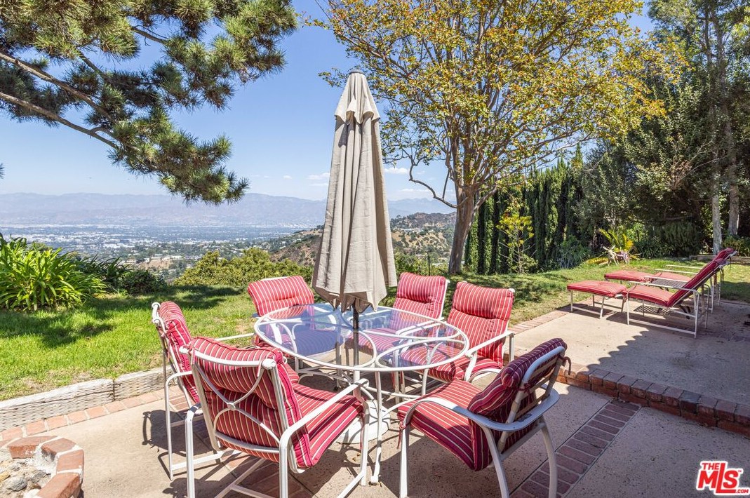 8400 Skyline Dr, Los Angeles CA  90046-1422 exterior