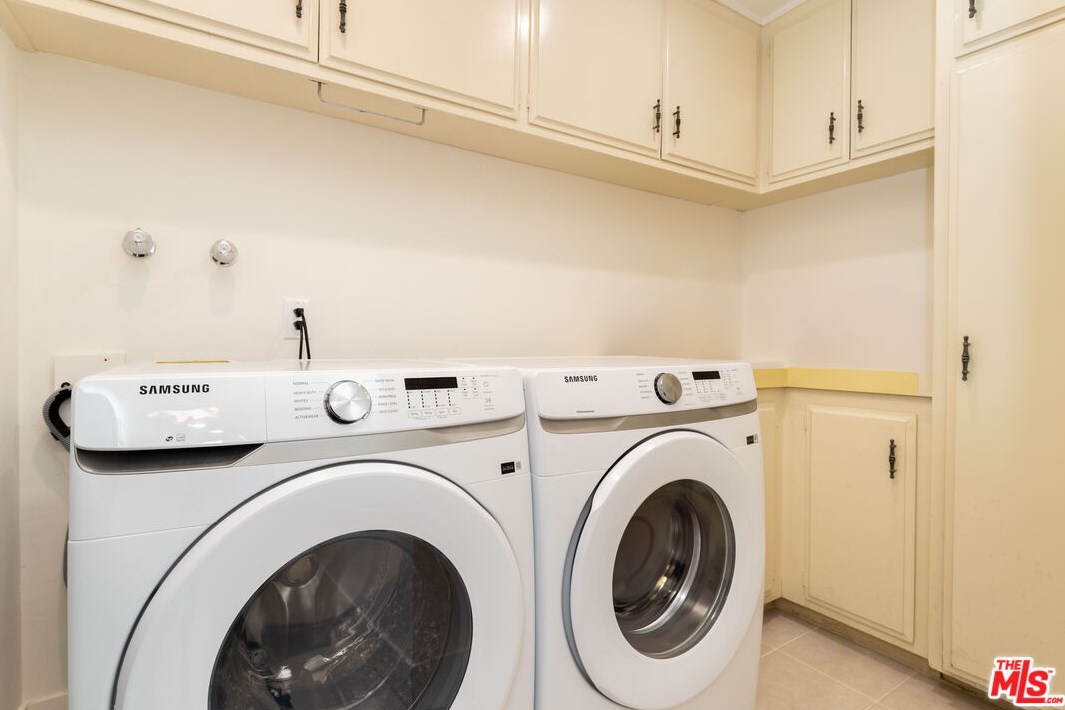 8400 Skyline Dr, Los Angeles CA  90046-1422 exterior