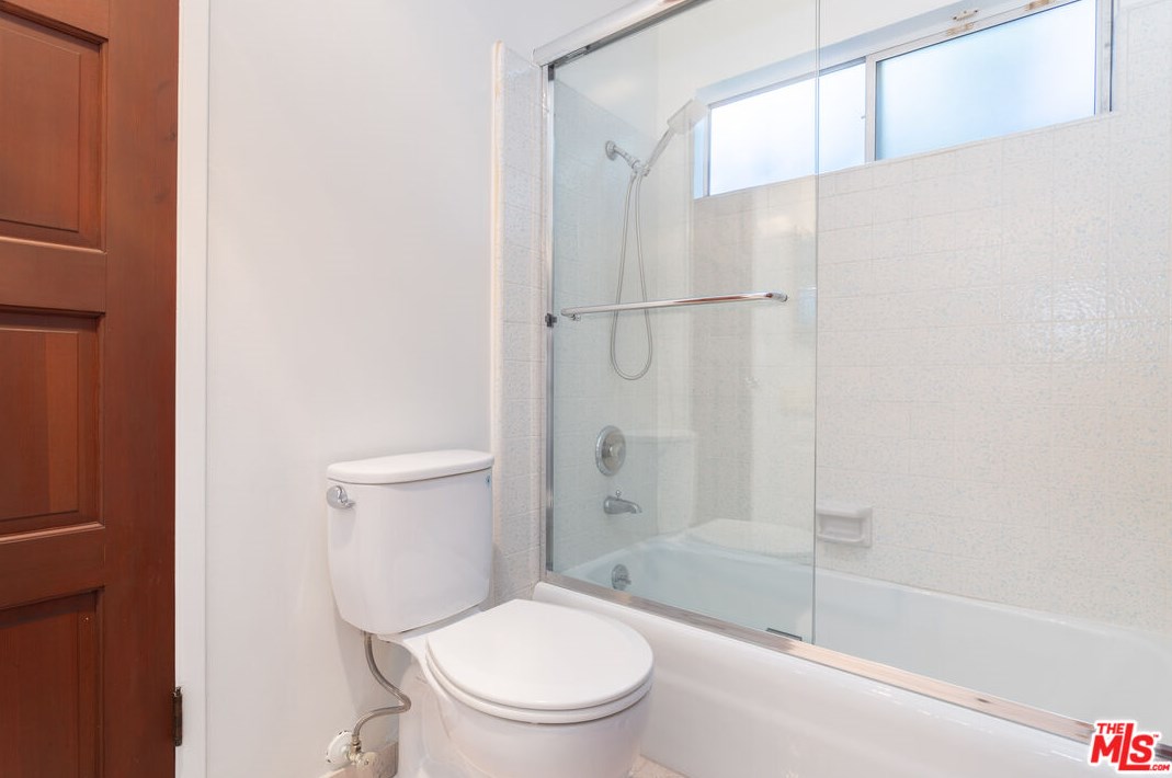 8400 Skyline Dr, Los Angeles CA  90046-1422 exterior