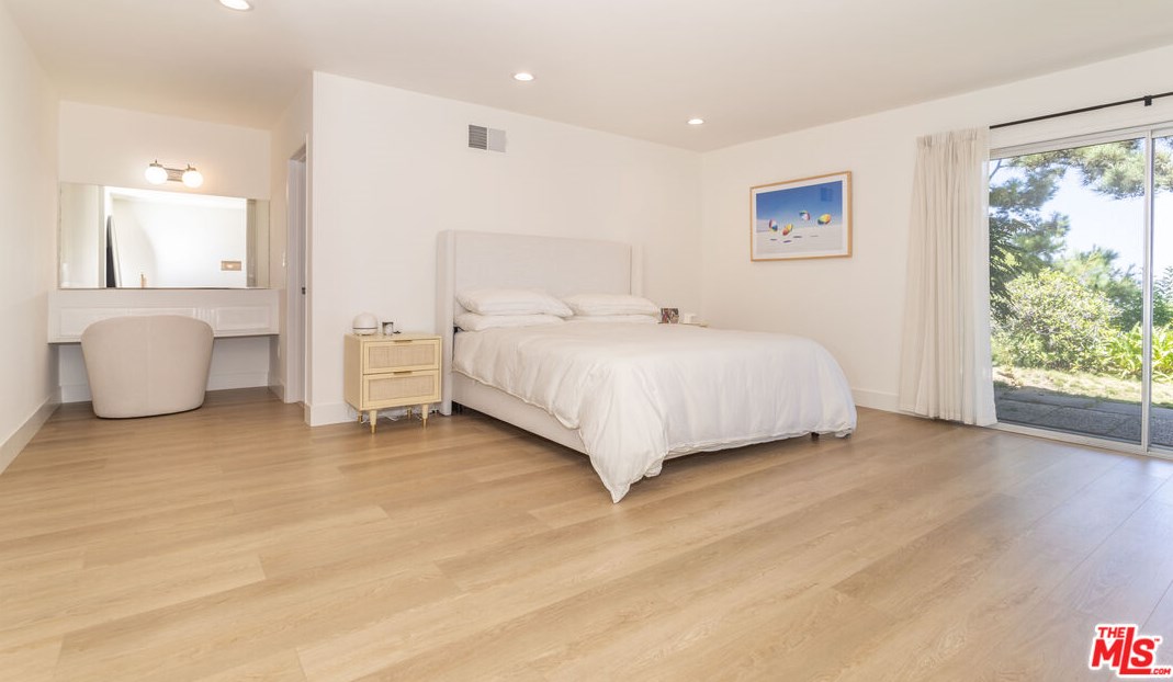 8400 Skyline Dr, Los Angeles CA  90046-1422 exterior