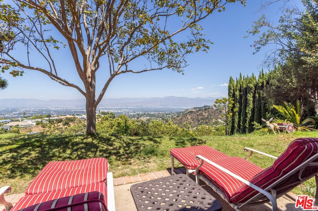 8400 Skyline Dr, Los Angeles CA  90046-1422 exterior