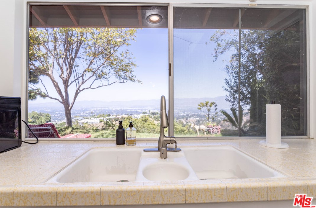 8400 Skyline Dr, Los Angeles CA  90046-1422 exterior