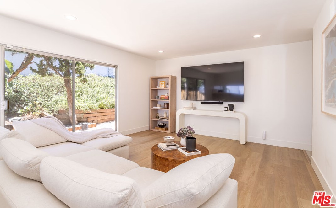 8400 Skyline Dr, Los Angeles CA  90046-1422 exterior