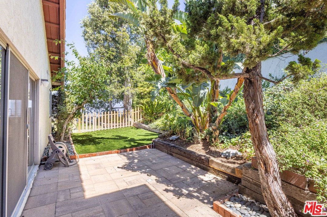 8400 Skyline Dr, Los Angeles CA  90046-1422 exterior