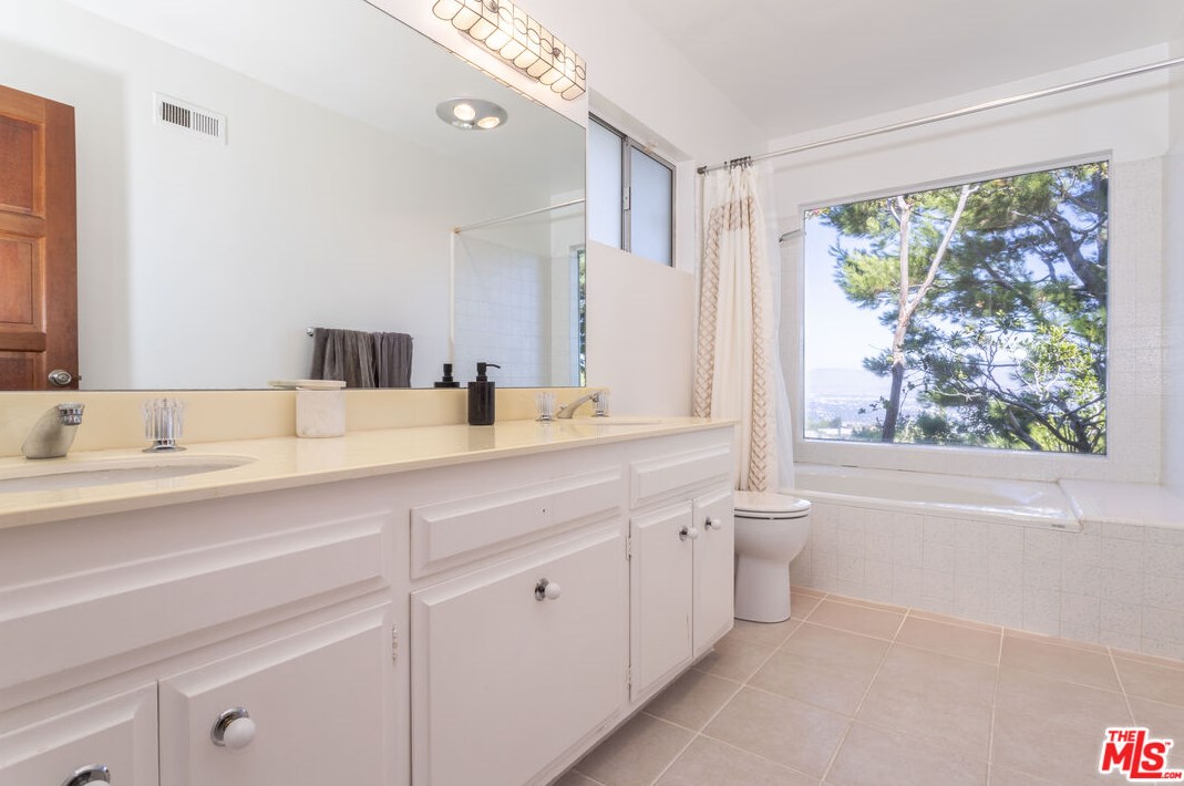 8400 Skyline Dr, Los Angeles CA  90046-1422 exterior