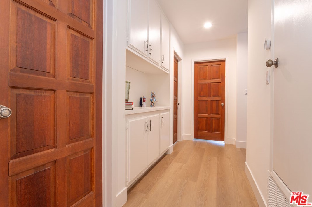 8400 Skyline Dr, Los Angeles CA  90046-1422 exterior