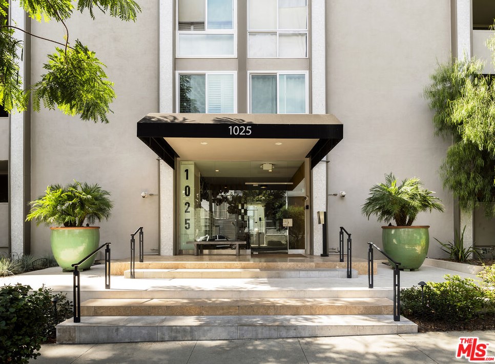 1025 Kings Rd, Los Angeles CA  90069-6004 exterior