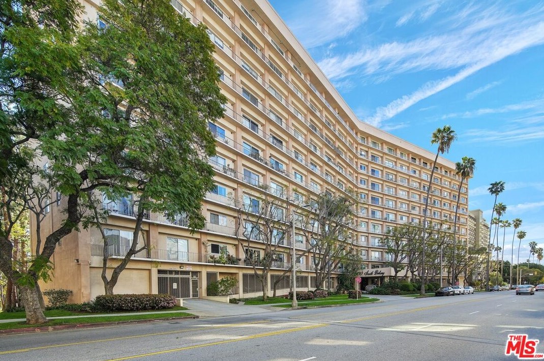 100 Doheny Dr, Los Angeles CA  90048-2846 exterior