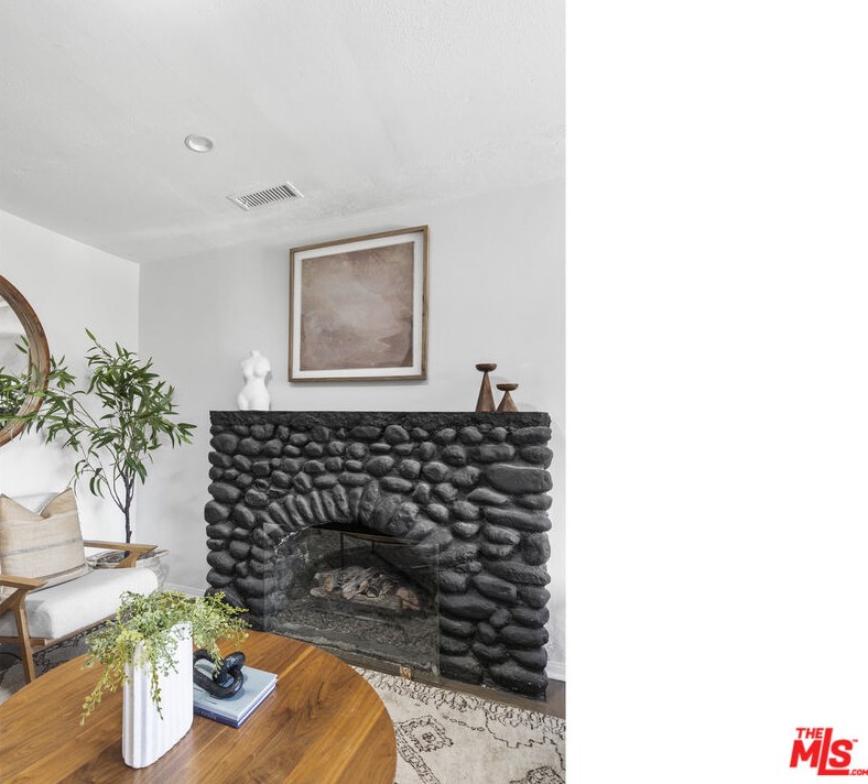 631 Pheasant Dr, Los Angeles CA  90065-4005 exterior