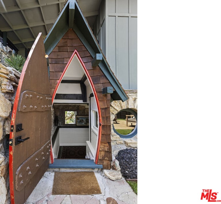 631 Pheasant Dr, Los Angeles CA  90065-4005 exterior