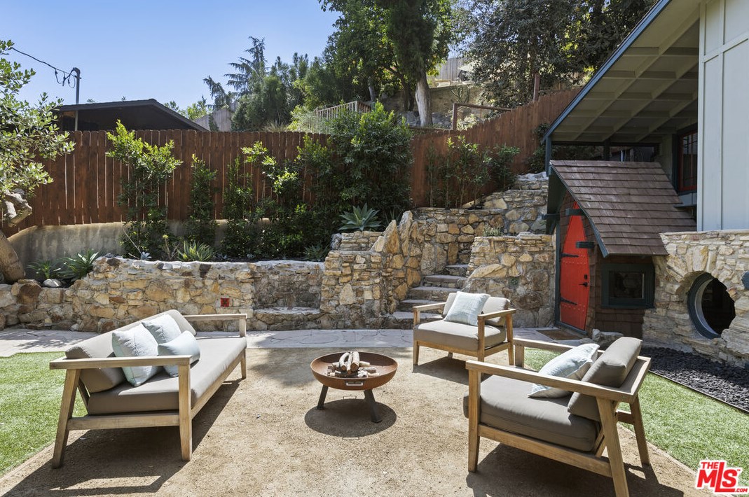 631 Pheasant Dr, Los Angeles CA  90065-4005 exterior