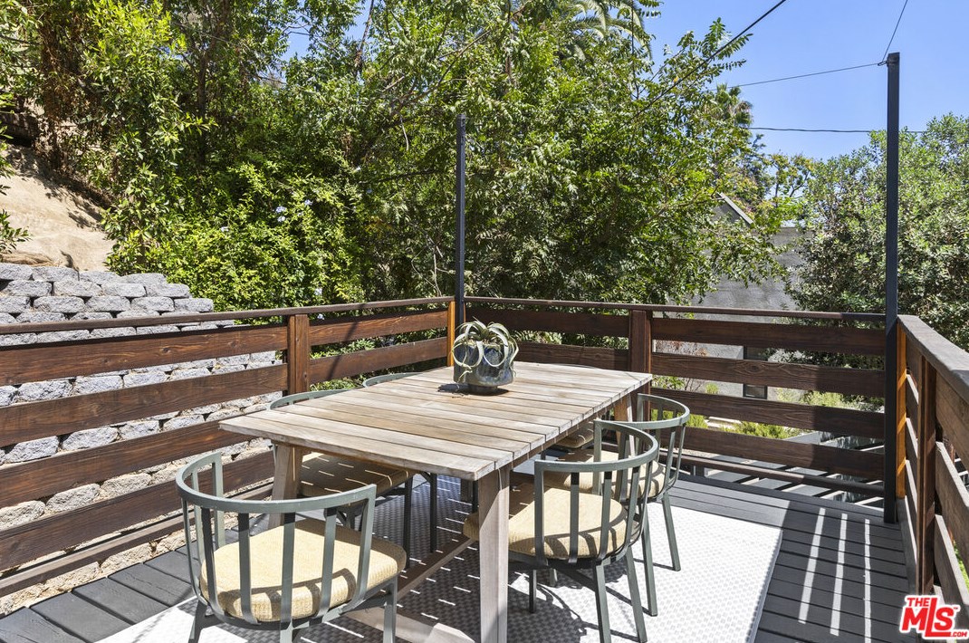 631 Pheasant Dr, Los Angeles CA  90065-4005 exterior
