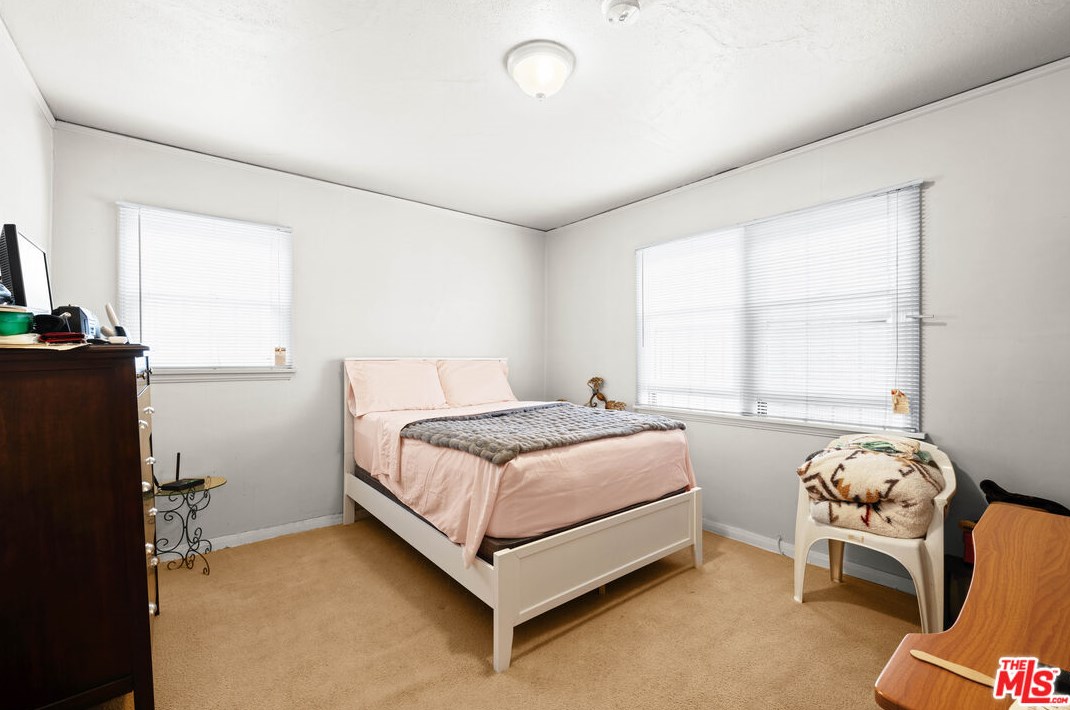 1743 70th St, Los Angeles CA  90001-2517 exterior