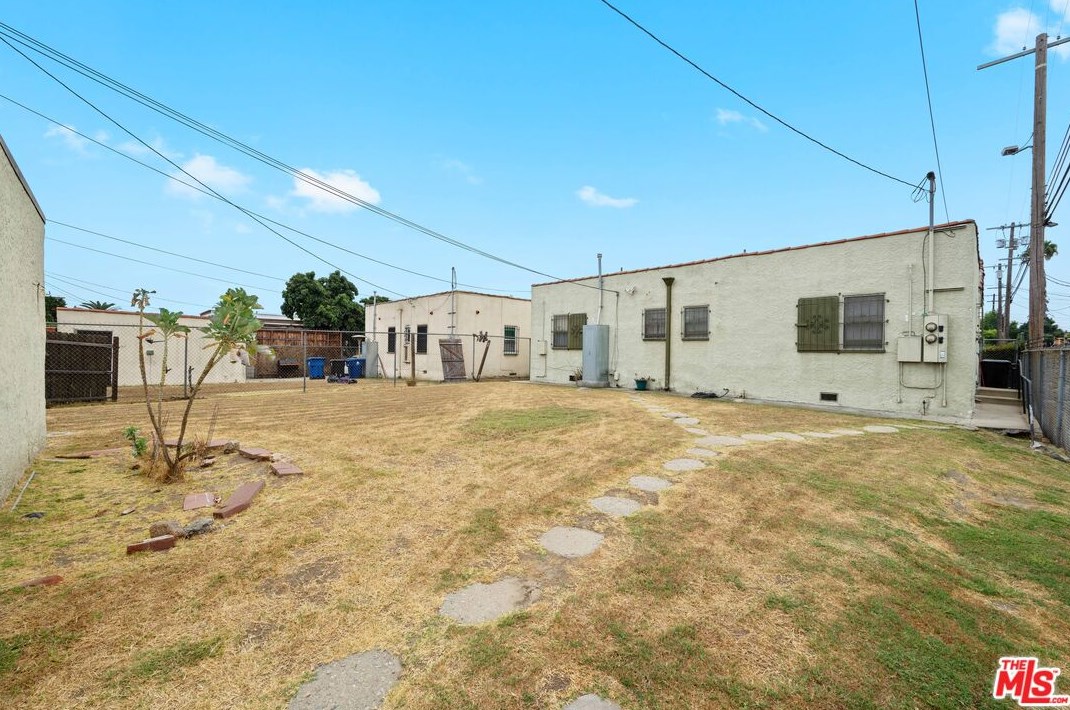 1743 70th St, Los Angeles CA  90001-2517 exterior