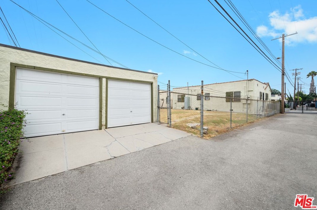 1743 70th St, Los Angeles CA  90001-2517 exterior