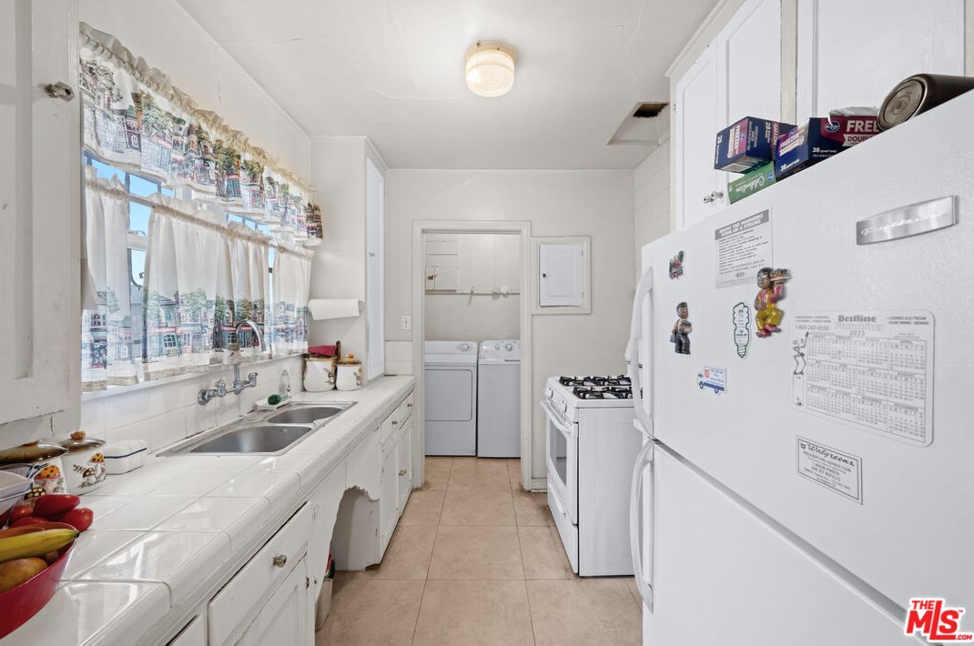 1743 70th St, Los Angeles CA  90001-2517 exterior