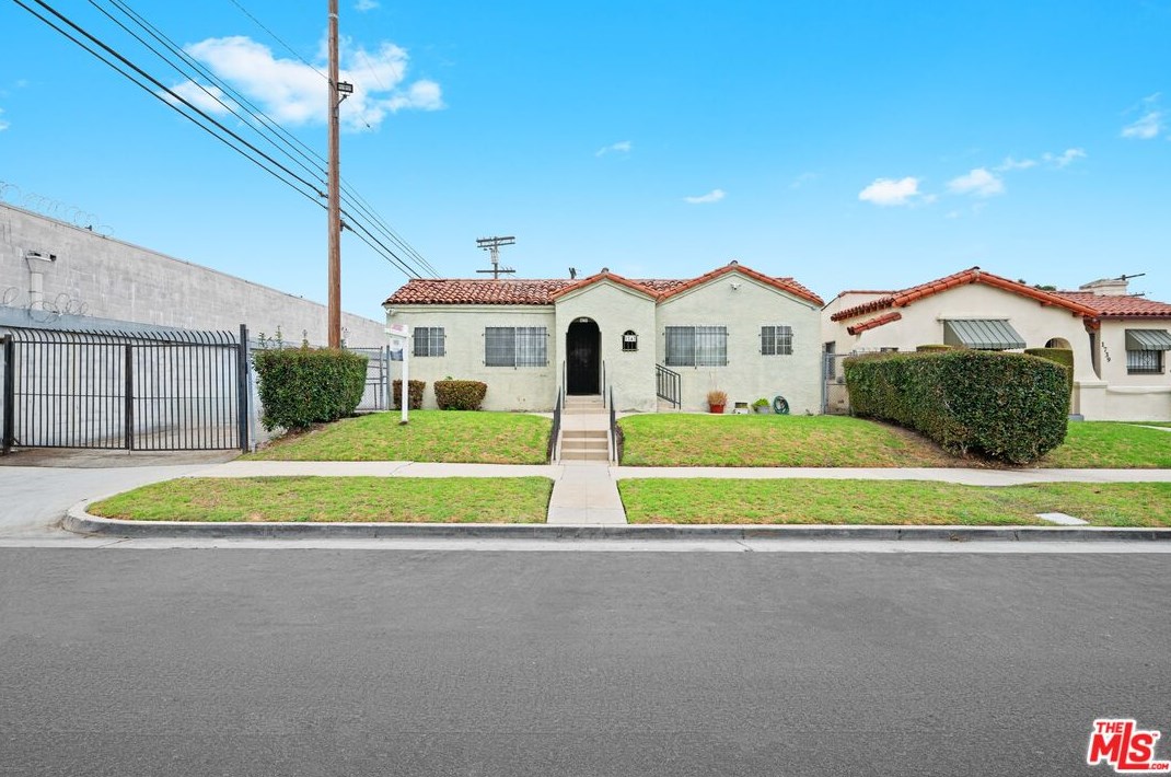 1743 70th St, Los Angeles CA  90001-2517 exterior