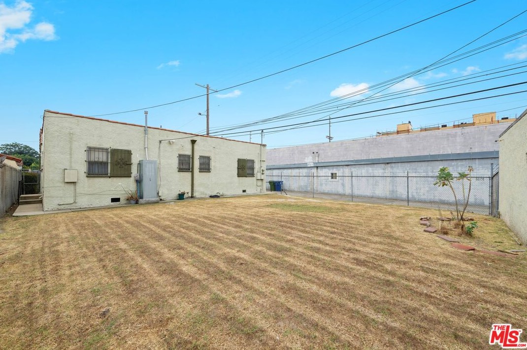 1743 70th St, Los Angeles CA  90001-2517 exterior