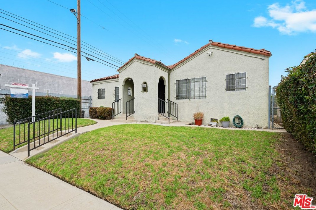 1743 70th St, Los Angeles CA  90001-2517 exterior