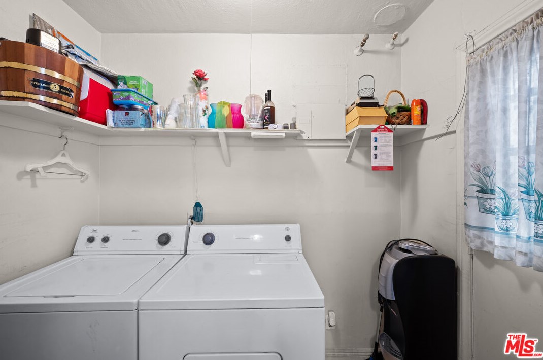 1743 70th St, Los Angeles CA  90001-2517 exterior