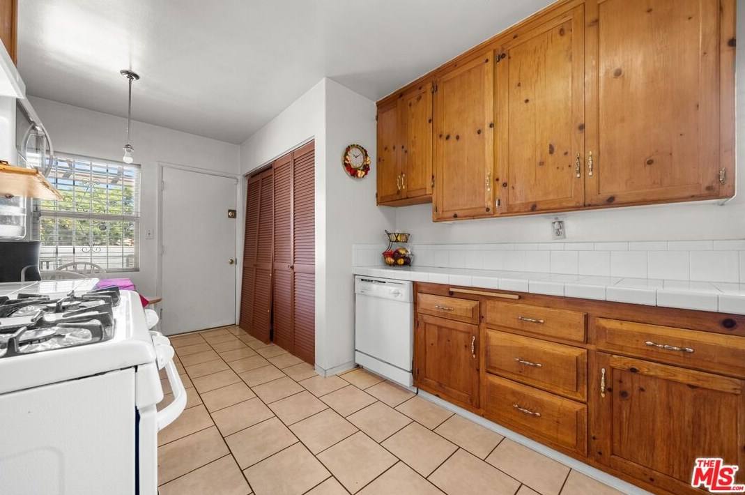 1479 101st St, Los Angeles CA  90002-2836 exterior