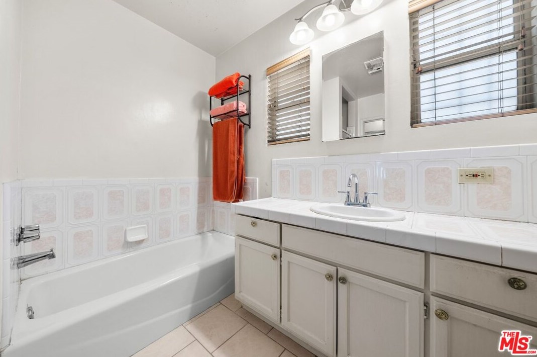 1479 101st St, Los Angeles CA  90002-2836 exterior