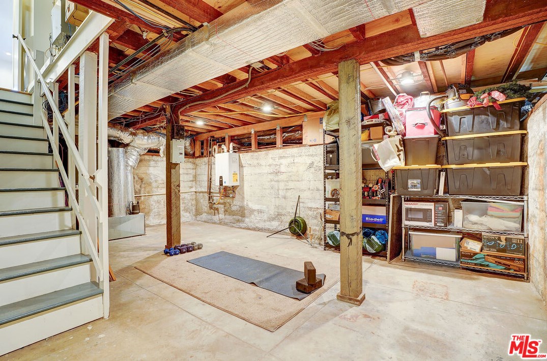 1944 Virginia Rd, Los Angeles CA  90016-3629 exterior