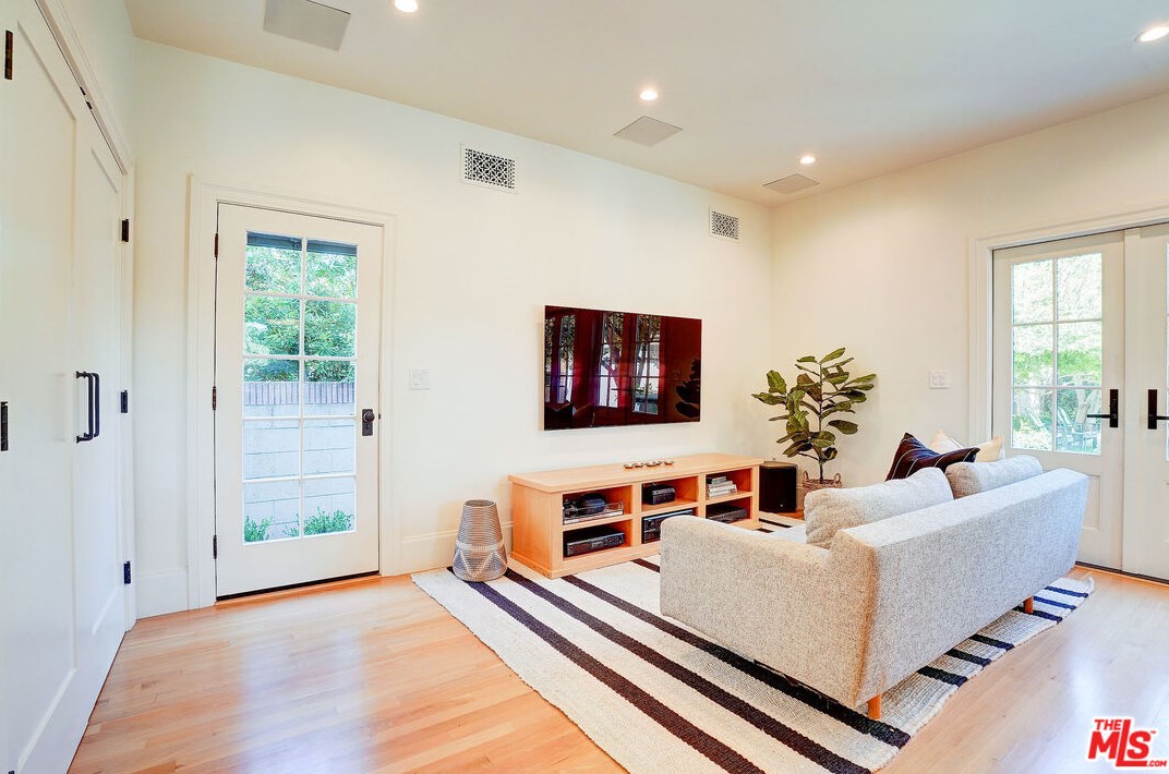 1944 Virginia Rd, Los Angeles CA  90016-3629 exterior