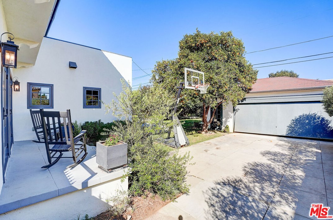 1944 Virginia Rd, Los Angeles CA  90016-3629 exterior