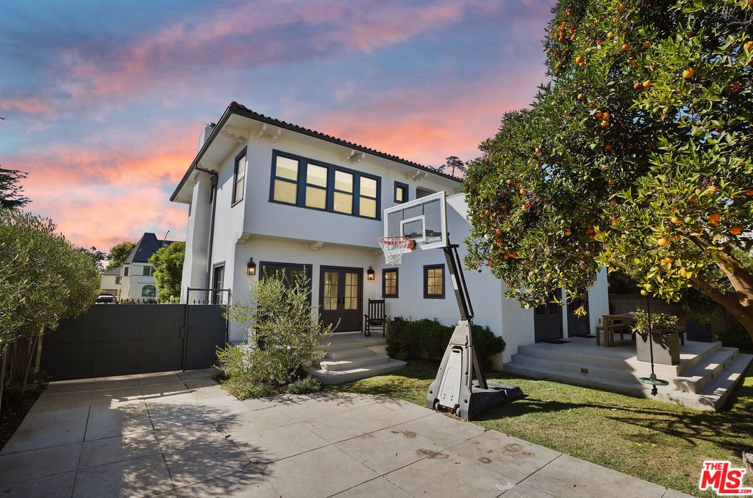 1944 Virginia Rd, Los Angeles CA  90016-3629 exterior