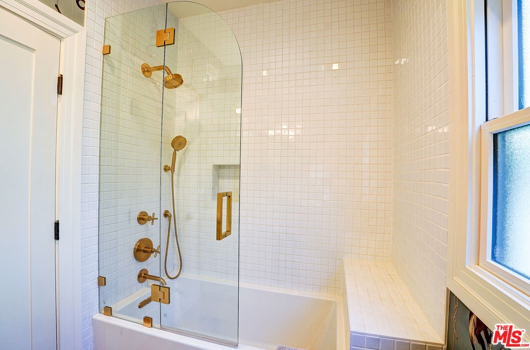 1944 Virginia Rd, Los Angeles CA  90016-3629 exterior