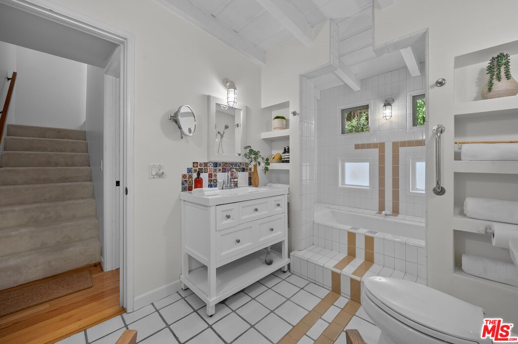 11423 Biona Dr, Los Angeles CA 90066-3307 exterior