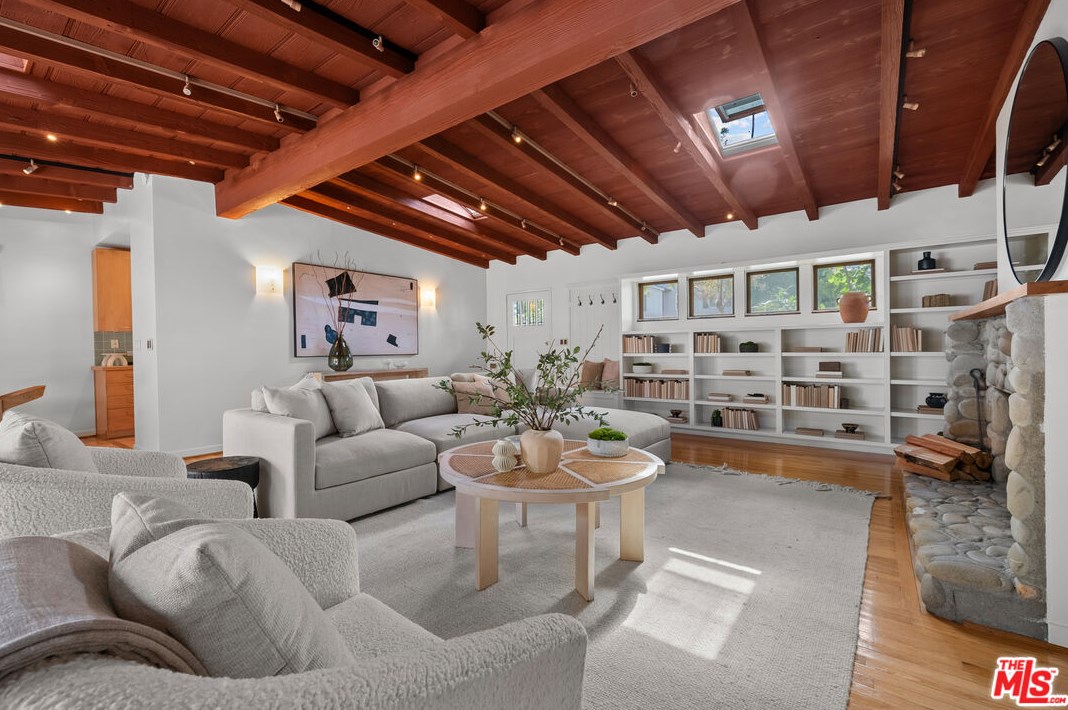 11423 Biona Dr, Los Angeles CA 90066-3307 exterior