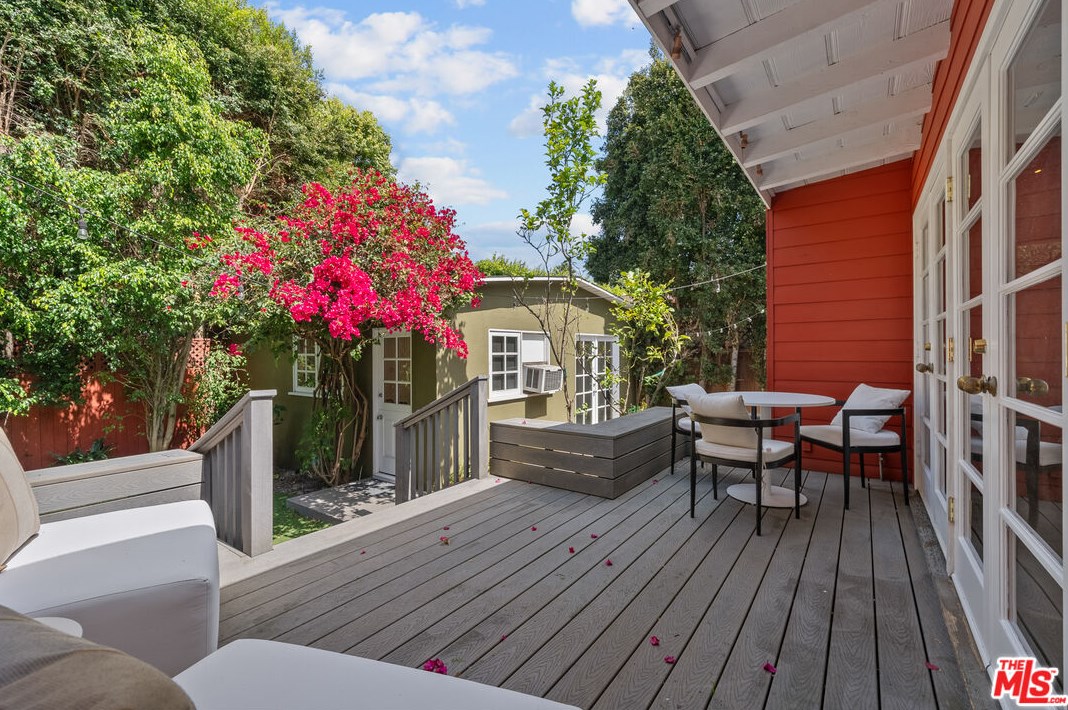 11423 Biona Dr, Los Angeles CA 90066-3307 exterior