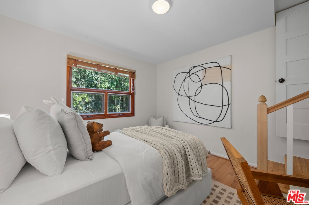 11423 Biona Dr, Los Angeles CA 90066-3307 exterior