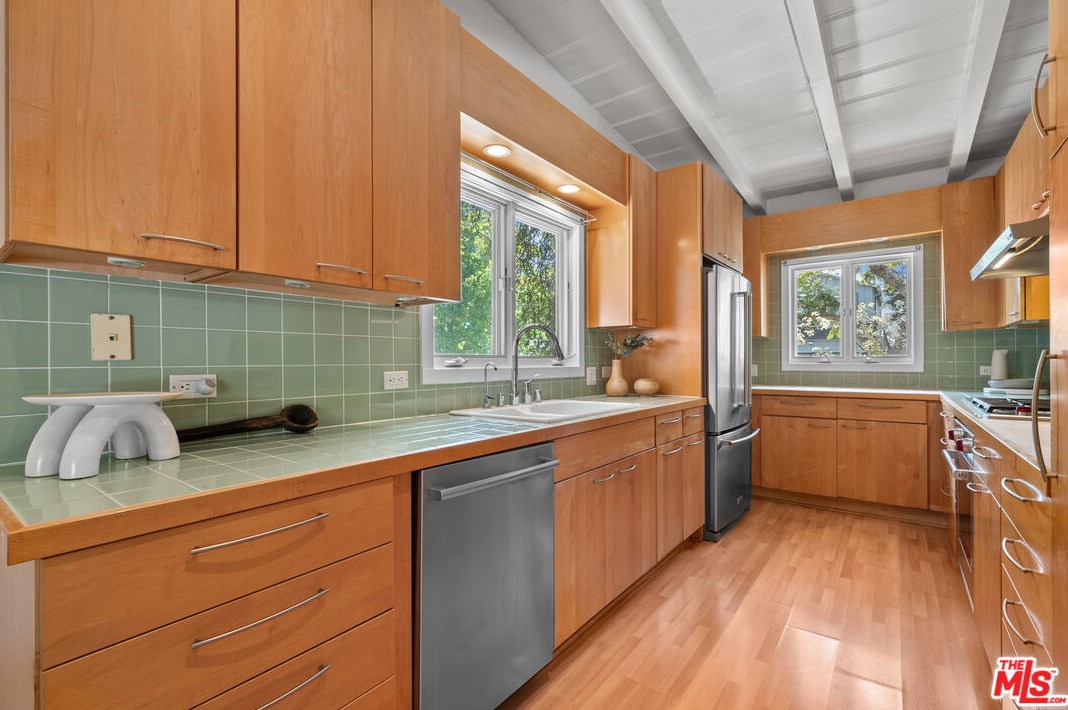 11423 Biona Dr, Los Angeles CA 90066-3307 exterior