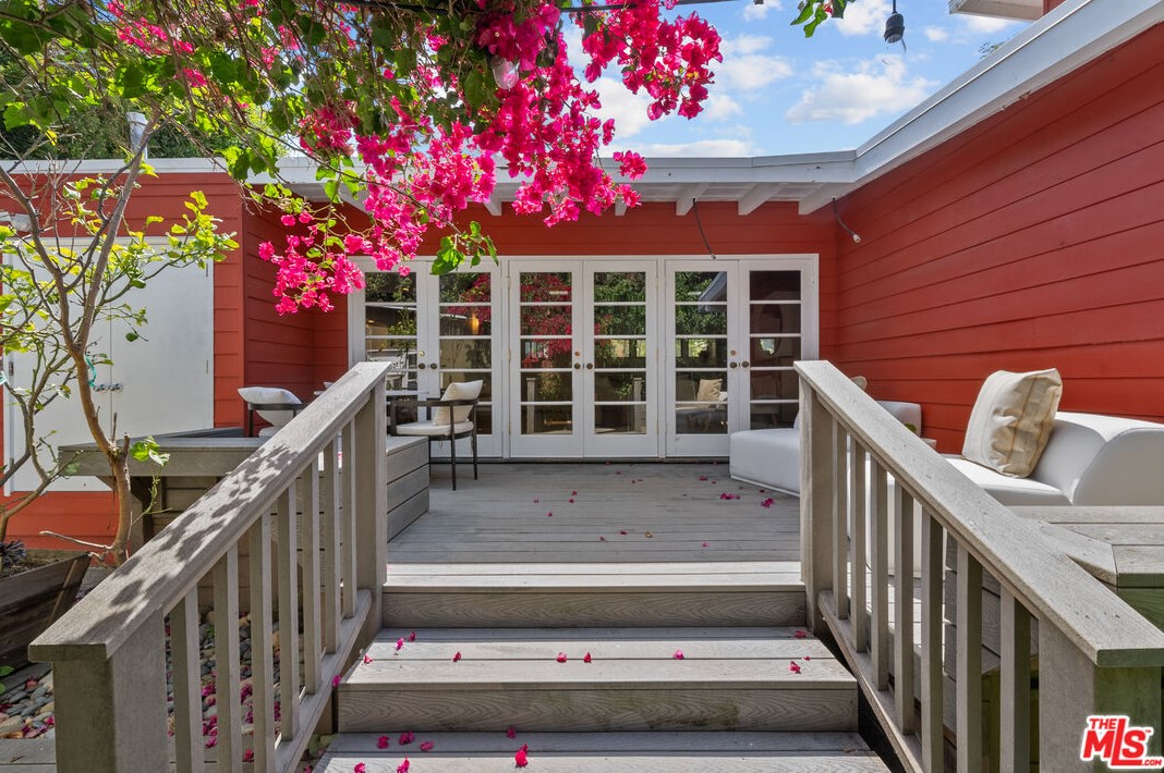 11423 Biona Dr, Los Angeles CA 90066-3307 exterior