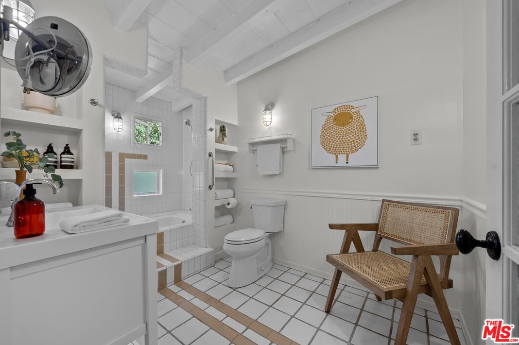 11423 Biona Dr, Los Angeles CA 90066-3307 exterior