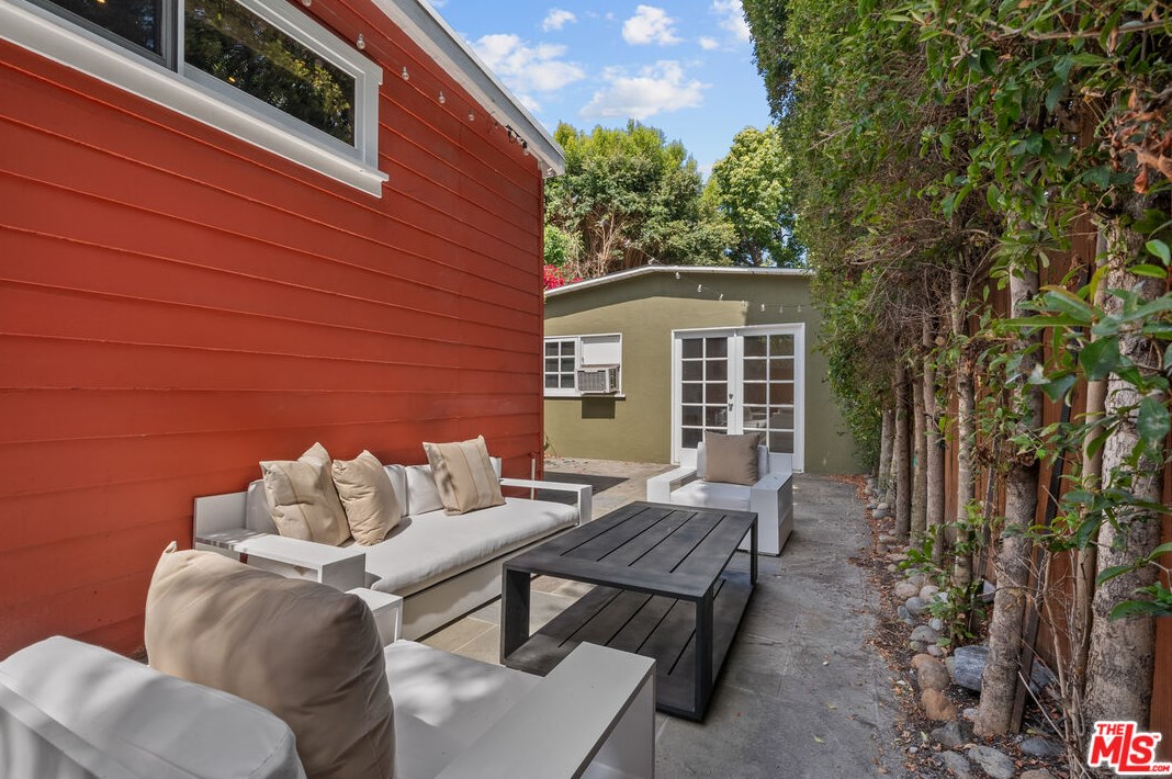 11423 Biona Dr, Los Angeles CA 90066-3307 exterior