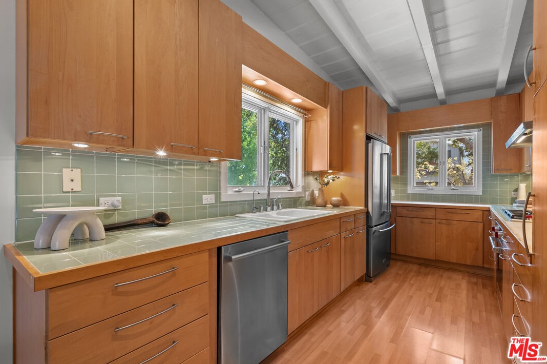 11423 Biona Dr, Los Angeles CA 90066-3307 exterior