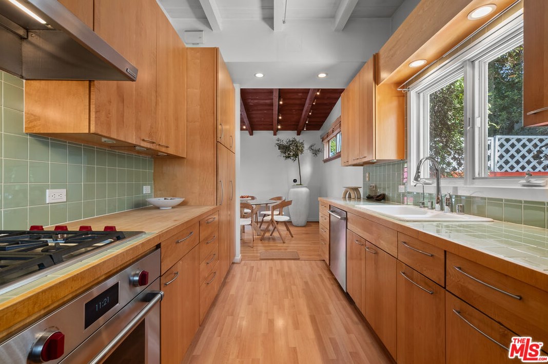 11423 Biona Dr, Los Angeles CA 90066-3307 exterior