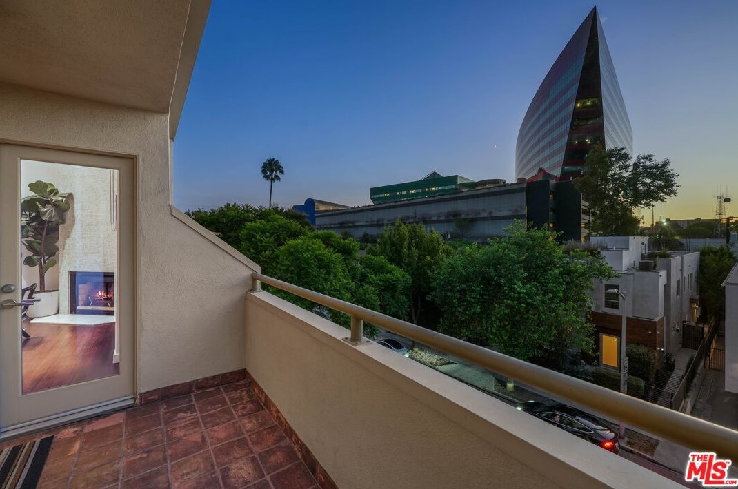 720 Huntley Dr, Los Angeles CA  90069-5038 exterior