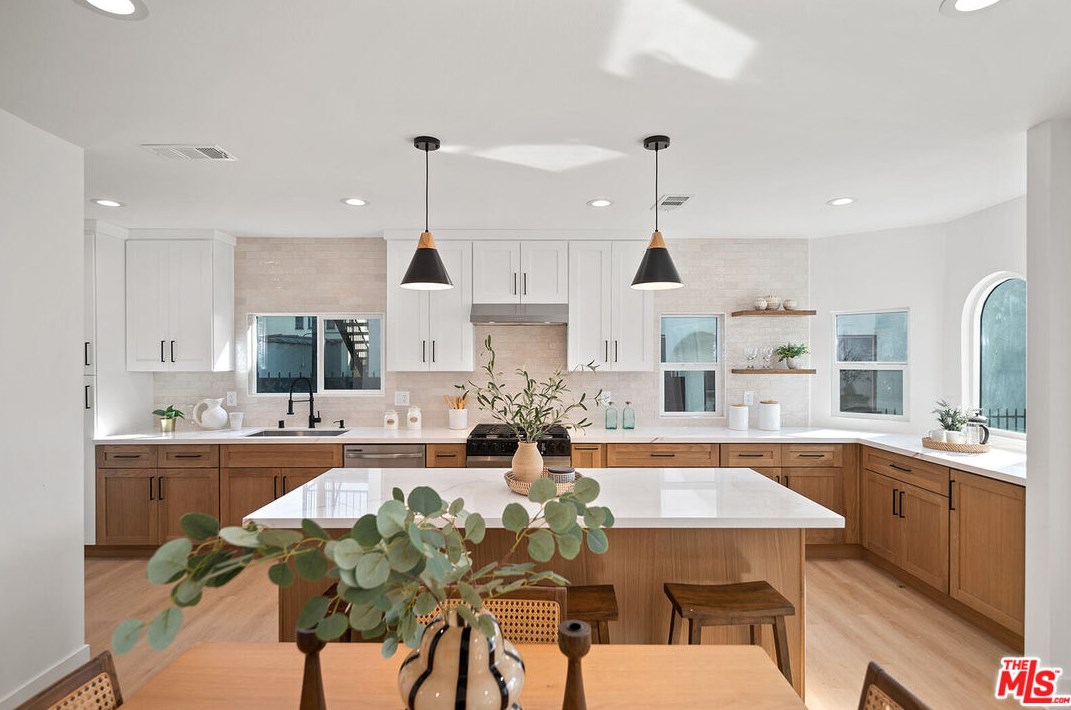 2758 Redondo Blvd, Los Angeles CA  90016-3468 exterior