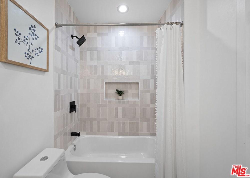 2758 Redondo Blvd, Los Angeles CA  90016-3468 exterior