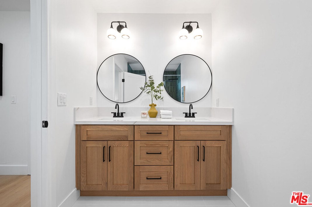 2758 Redondo Blvd, Los Angeles CA  90016-3468 exterior